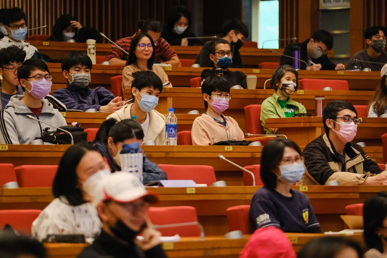 台下民眾感受到與螢幕上不同的球王 台下民眾感受到與螢幕上不同的球王