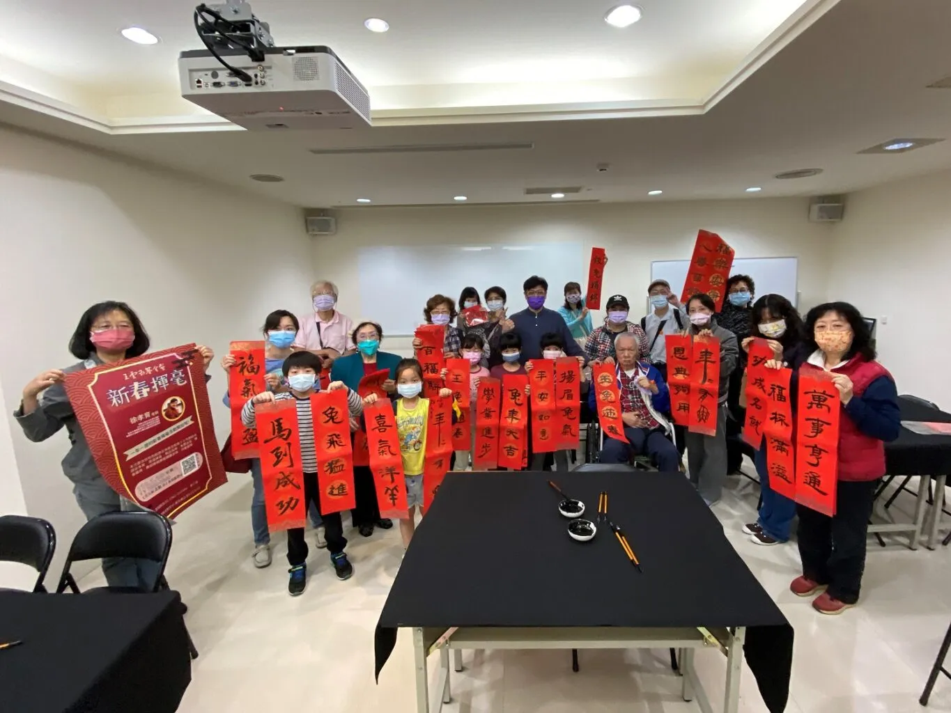 「新春揮毫」大小朋友動手親自寫春聯